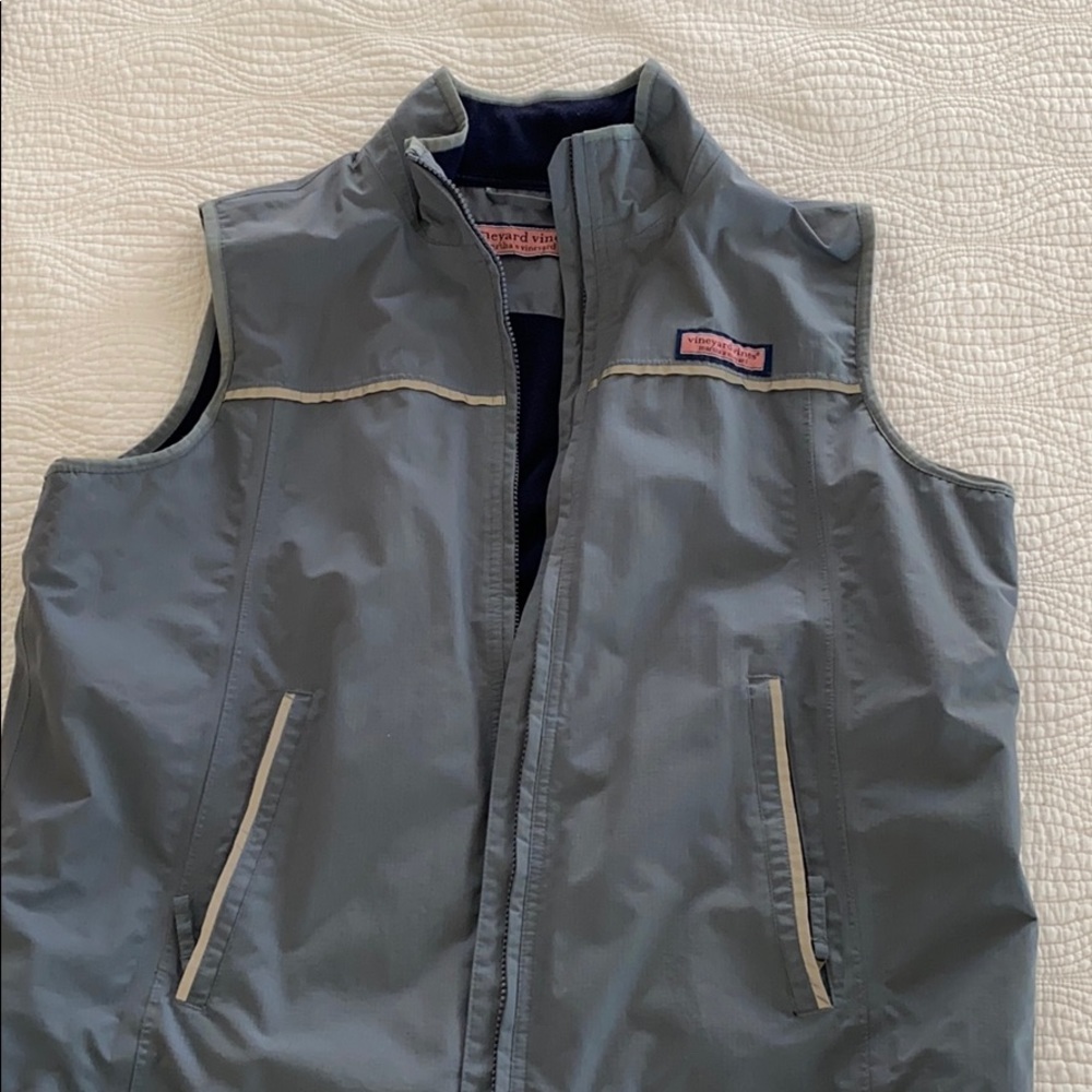 Vineyard Vines grey vest. (Shell)Men’s medium